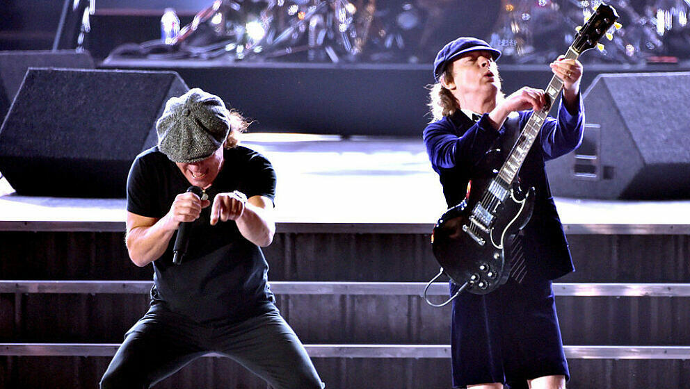 Brian Johnson und Angus Young mit AC/DC live bei der The 57. Grammy-Verleihung im Staples Center am 8. Februar 2015 in Los...