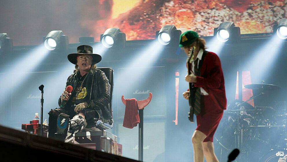 Axl Rose und Angus Young mit AC/DC live beim ersten Konzert der 'Rock Or Bust'-Tour im Passeio Maritimo De Alges am 7. Mai...
