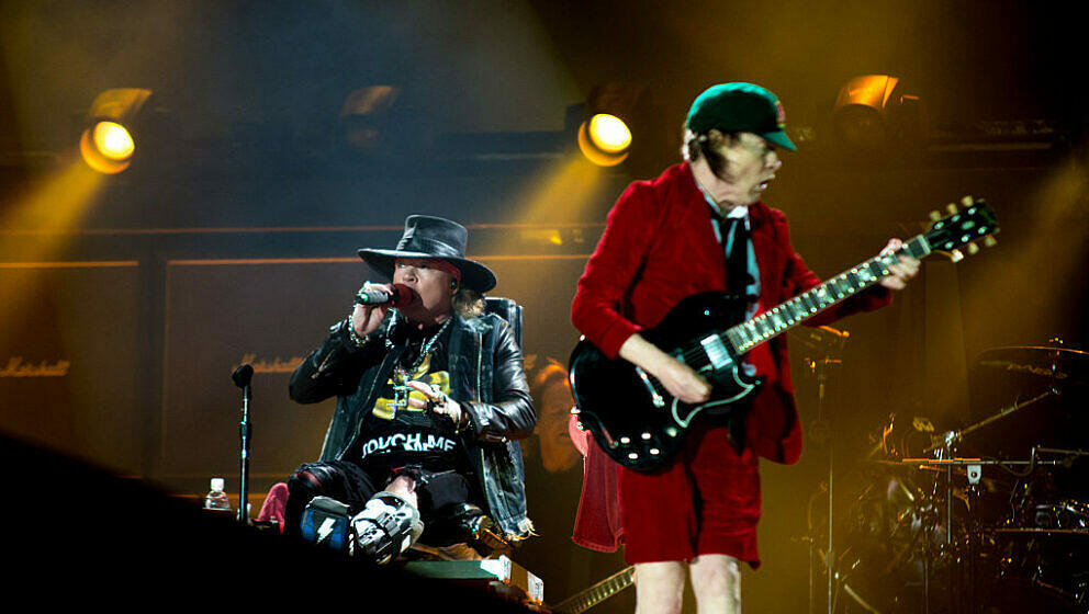 Axl Rose und Angus Young mit AC/DC live beim ersten Konzert der 'Rock Or Bust'-Tour im Passeio Maritimo De Alges am 7. Mai...
