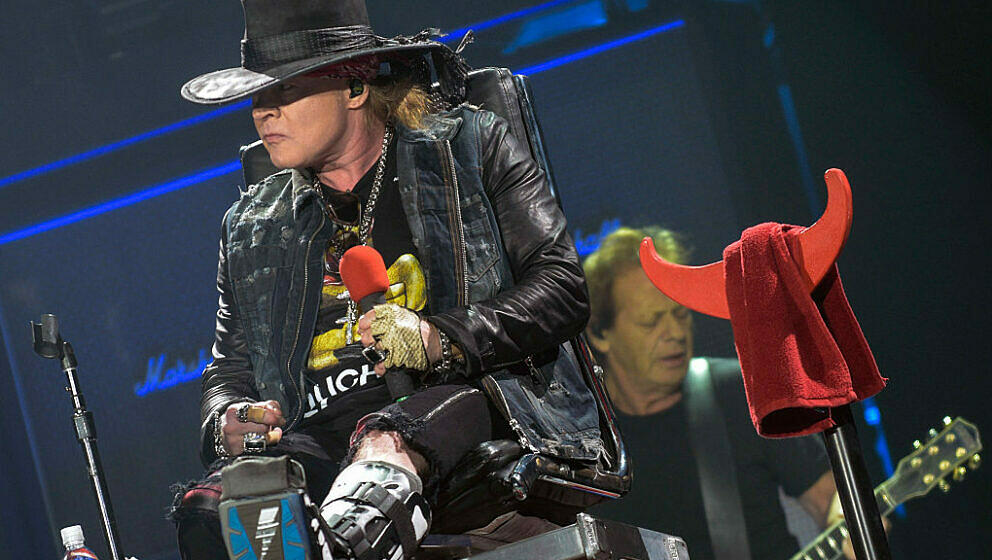 Axl Rose und Stevie Young mit AC/DC live am 10. Mai 2016 in Sevilla, Spanien