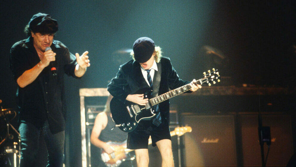 Brian Johnson und Angus Young mit AC/DC live im Flanders Expo, Gent, Belgien am 14. Oktober 2000