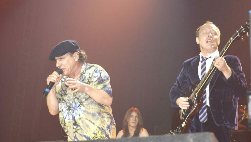 Brian Johnson und Angus Young mit AC/DC live im The Roseland Ballroom am 11. März 2003 in New York City