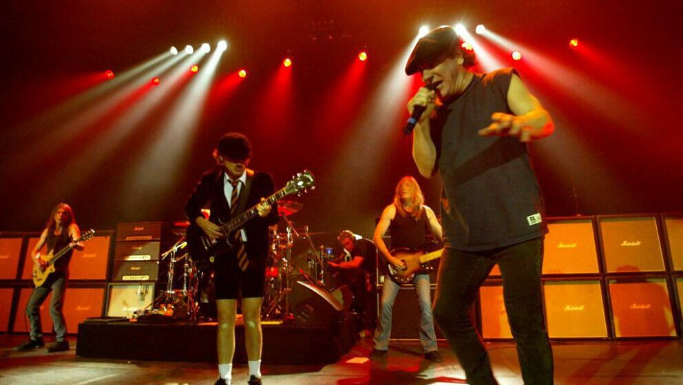 Malcom Young, Angus Young, Cliff Williams und Brian Johnson live im Circus Krone, München, 17. Juni 2003