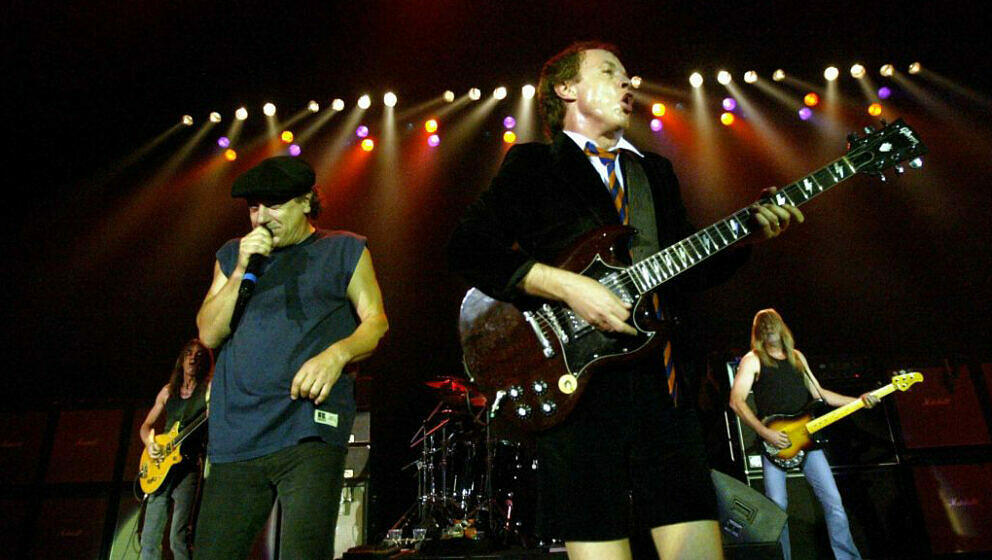 Malcom Young, Brian Johnson, Angus Young und Cliff Williams live im Circus Krone, München, 17. Juni 2003