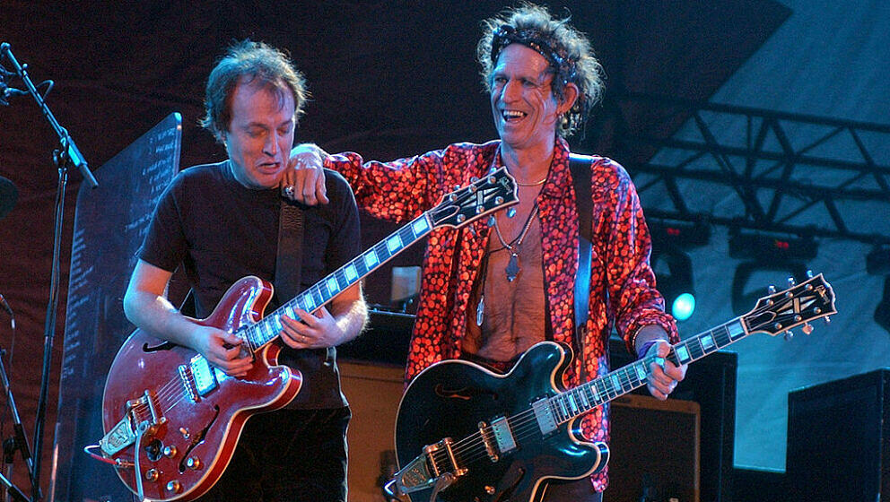 Angus Young von AC/DC mit Keith Richards von The Rolling Stones, 30. Juli 2003, Downsview Park, Toronto, Kanada