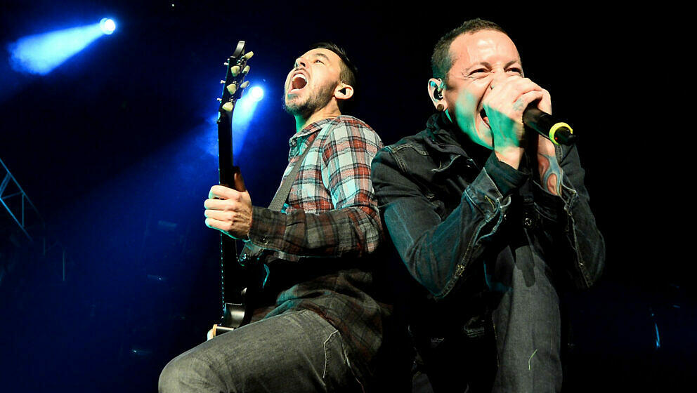 LAS VEGAS, NV - JANUARY 10:  Singer/guitarist Mike Shinoda (L) and singer Chester Bennington of Linkin Park perform at The Jo