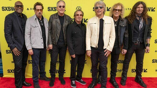 Die aktuelle Bon Jovi-Besetzung: Everett Bradley (Perkussion), John Shanks (Gitarre), Hugh McDonald (Bass), Tico Torres (Schlagzeug), Jon Bon Jovi (Gesang/Gitarre), David Bryan (Keyboard), Phil X (Lead-Gitarre)