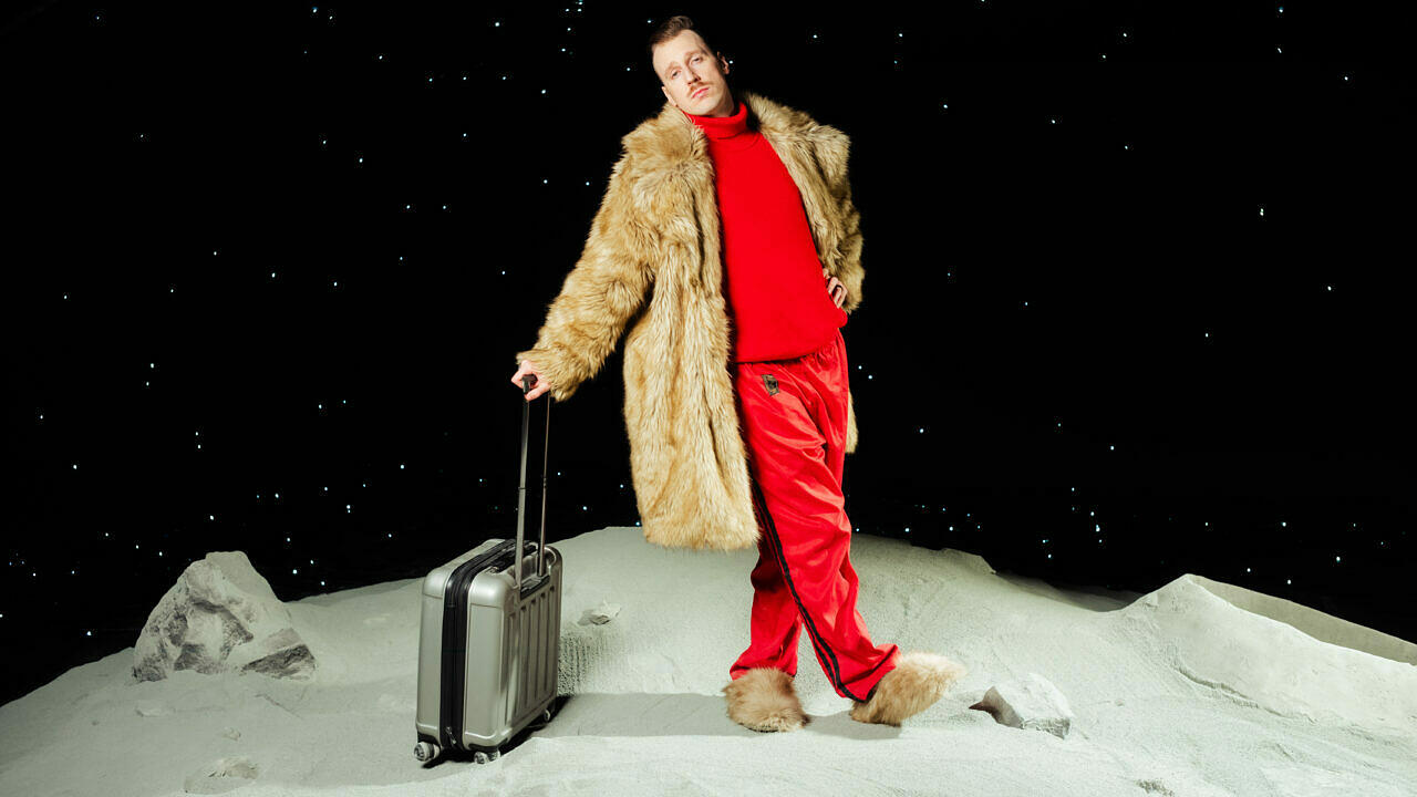 Die Promo-Phase für das neue Alligatoah-Album findet vom Mond aus statt.