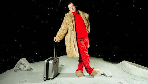 Die Promo-Phase für das neue Alligatoah-Album findet vom Mond aus statt.