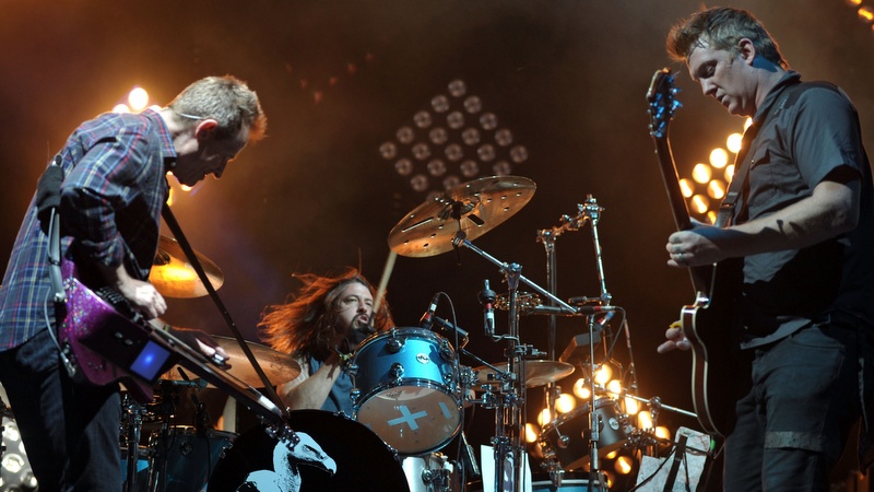 John Paul Jones, Dave Grohl und Josh Homme (v.l.) als Them Crooked Vultures 2010 beim Coachella Festival