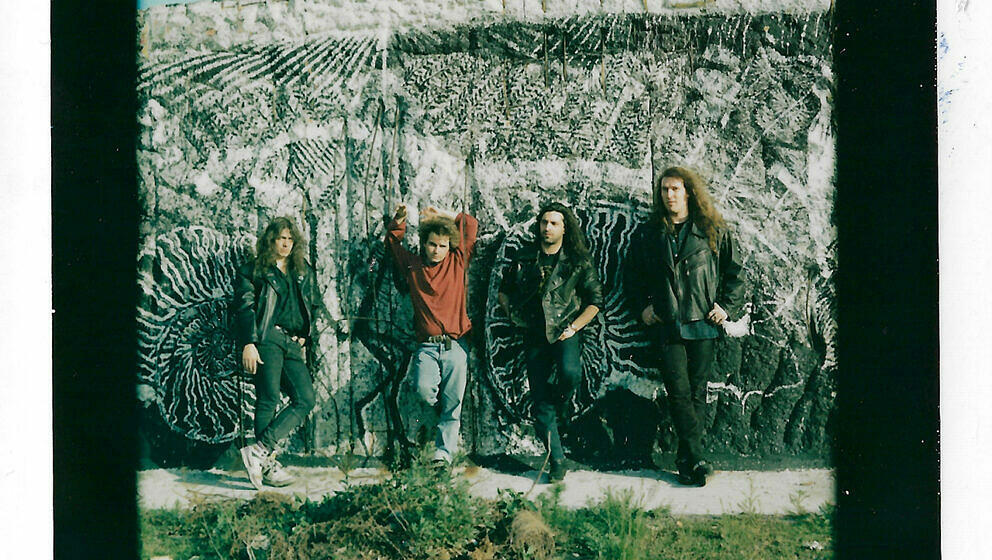 „Hier stehen wir an der Berliner Mauer, etwa 1993 – das war die Fotosession für THE MISSING LINK. Martin Becker war e...