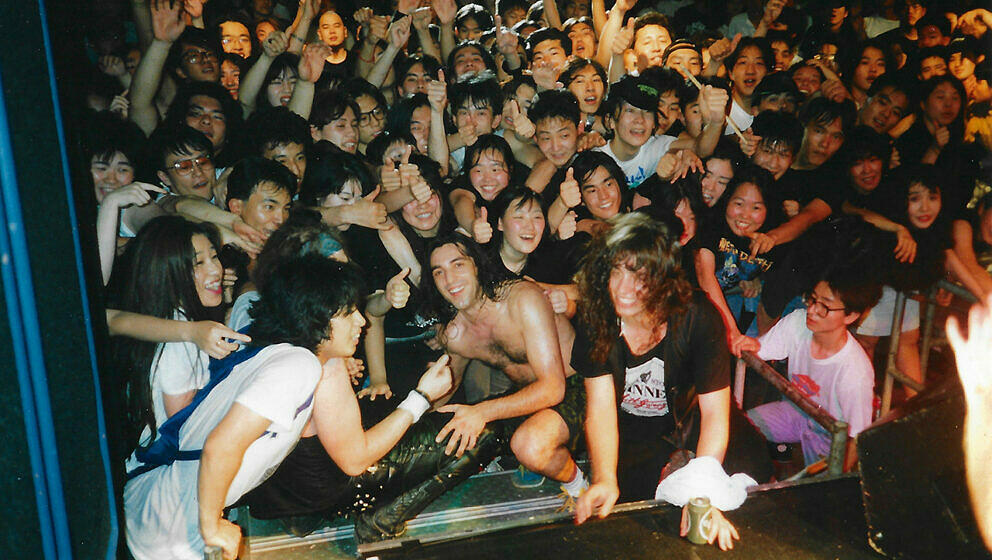 „Dieses Bild dürfte unsere erste Japan-Tournee zeigen, frühe Neunziger. Am Ende der Show hüpften wir alle ins Publiku...
