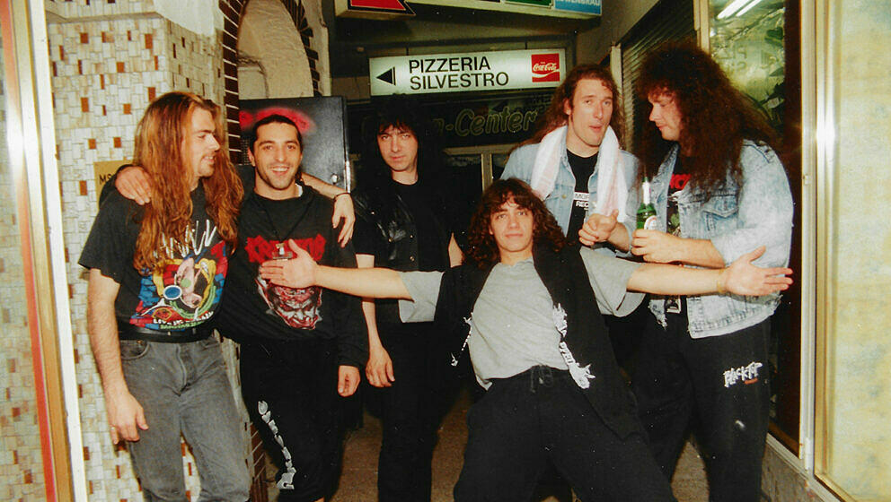 „Wir mit Exciter, mit denen wir 1992 in Europa auf Tournee gingen. Keine Ahnung, wo das war – vermutlich irgendwo in D...