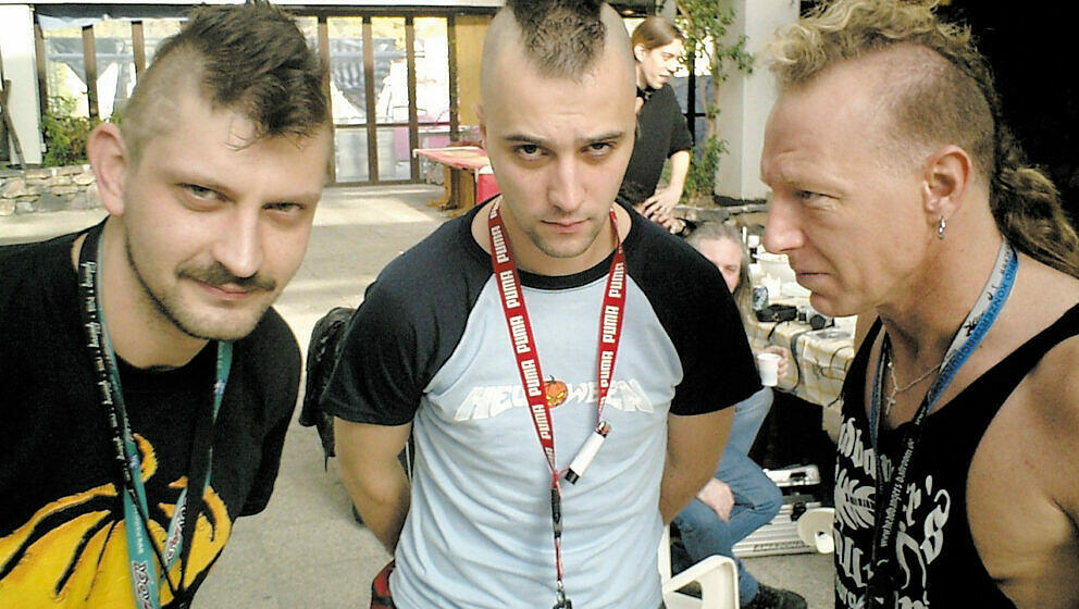 „Hier sieht man unseren damaligen Trommler Mike Terrana mit zwei Crew-Leuten, Jesus und Charly. Alle ließen sich einen ...