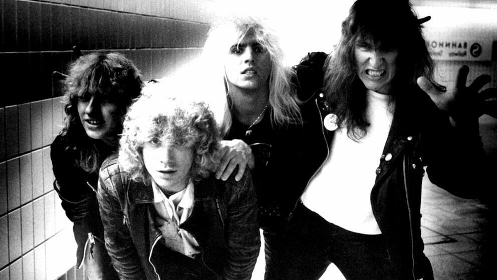 „Bei EXECUTION GUARANTEED hatten wir Ex-Warlock-Gitarrist und -Gründer Rudy Graf dabei. Die Fotosession fand am Flughaf...