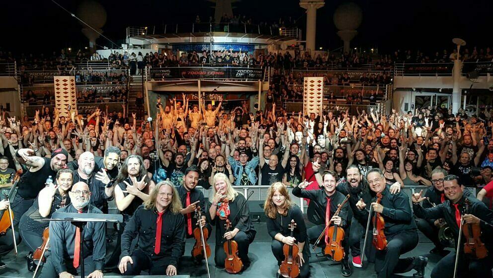 „Hier sieht man uns nach unserer Orchester-Show auf dem Oberdeck der 70.000 Tons Of Metal-Kreuzfahrt – ein Superkonzer...