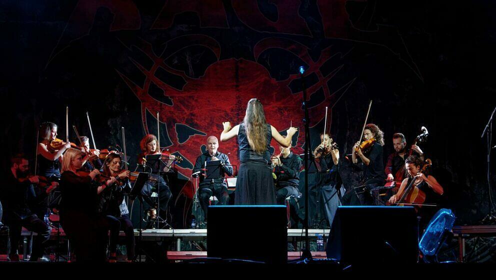 „… und noch eines mit Orchester, mit Dirigent Pepe Herrero in der Mitte. Keine Ahnung, wo das ist, aber es stammt eben...