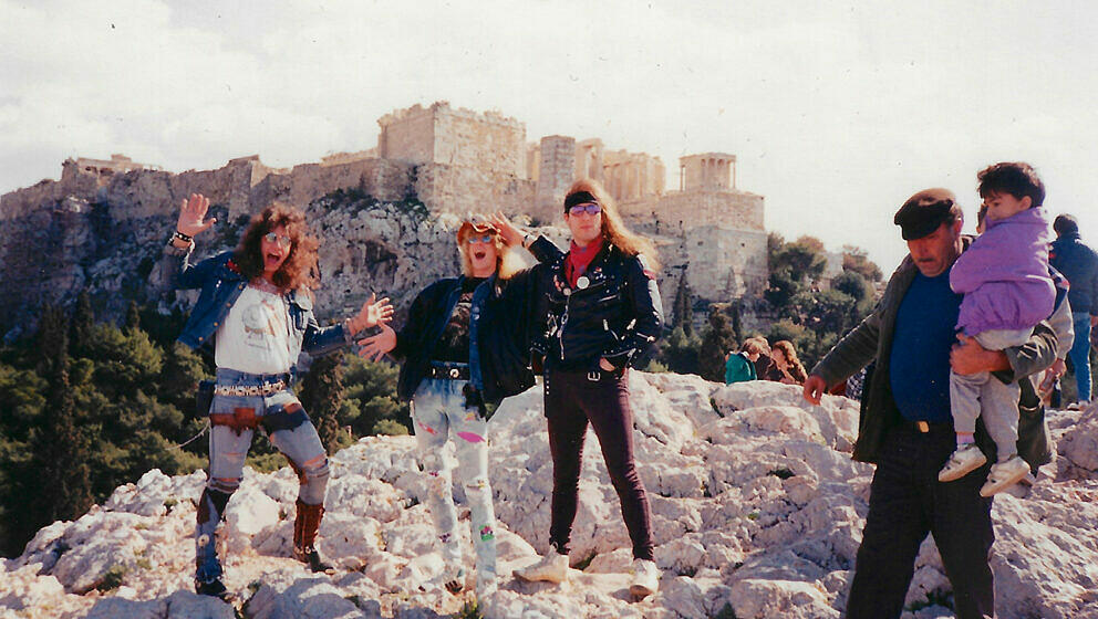 „1989 spielten wir in Athen. Hier sind wir auf der Akropolis zu sehen – man beachte den Opa mit dem Kind nebendran …...