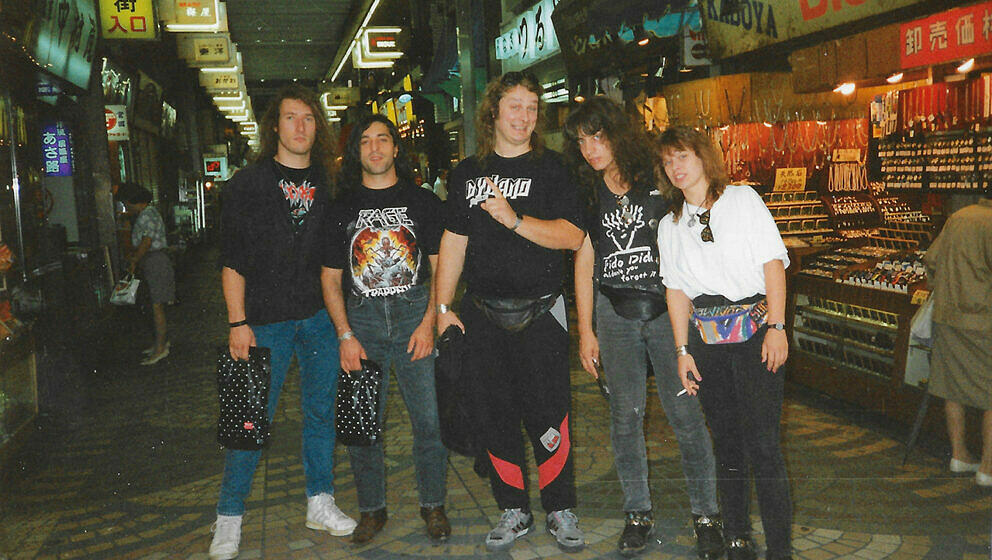 „Das muss in Japan in einer Shopping-Meile sein, wegen dem TRAPPED-Shirt tippe ich auf 1992. Auf dem Foto sieht man auch...