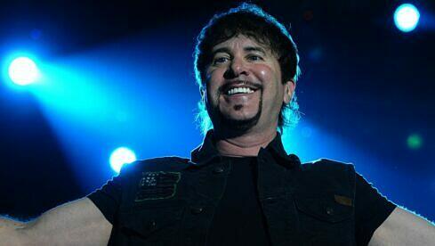 CJ Snare mit Firehouse am 17. Oktober 2013 in Surabaya, Indonesien