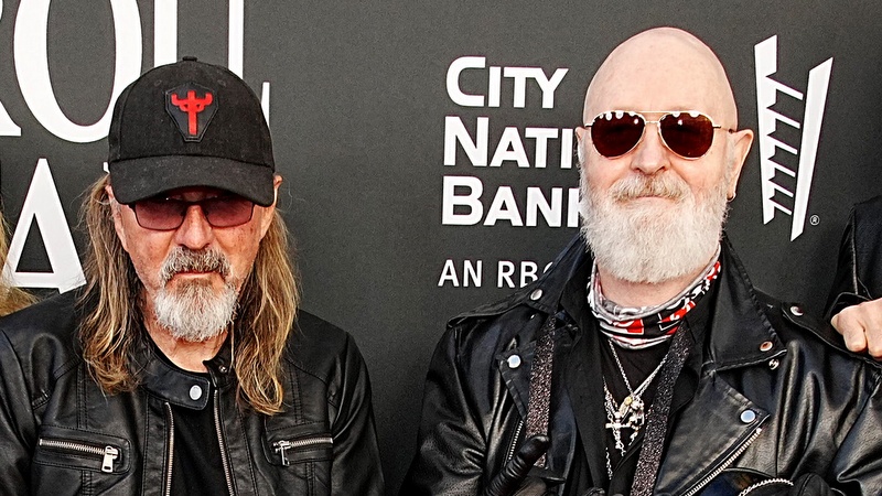 Glenn Tipton (l.) und Rob Halford bei der Einführung von Judas Priest in die Rock And Roll Hall Of Fame am 5. November 2022 in Los Angeles