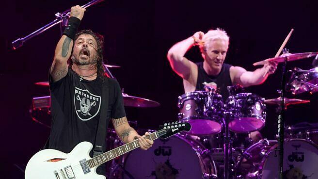 Dave Grohl (l.) und Josh Freese mit den Foo Fighters beim Harley-Davidson's Homecoming Festival am 15. Juli 2023 in Milwaukee, Wisconsin