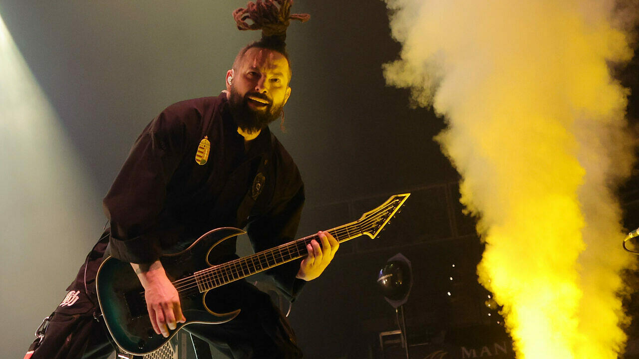 Zoltan Bathory beim Auftritt von Five Finger Death Punch in Las Vegas, Nevada, am 17. Dezember 2022.