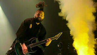 Zoltan Bathory beim Auftritt von Five Finger Death Punch in Las Vegas, Nevada, am 17. Dezember 2022.