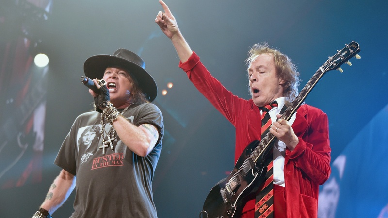 Axl Rose (l.) mit AC/DC während der 'Rock Or Bust Tour' 2016 im New Yorker Madison Square Garden