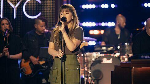 Kelly Clarkson hat sich den Metallica-Klassiker ‘Sad But True’ vorgenommen