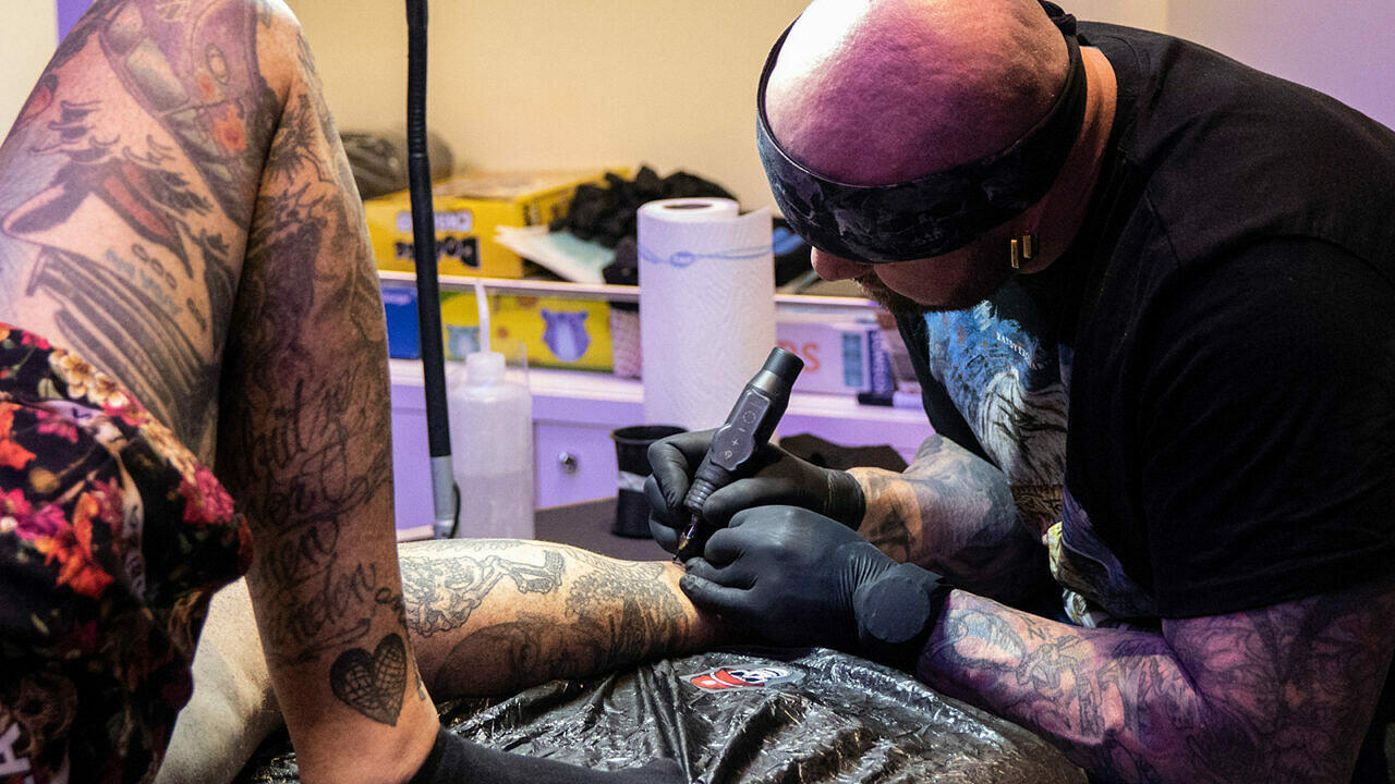 Tätowierer Randy Engelhard bei der 1. Wildcat Tattoo Cruise, 6. bis 11. Mai 2024