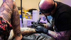 Tätowierer Randy Engelhard bei der 1. Wildcat Tattoo Cruise, 6. bis 11. Mai 2024