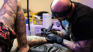 Tätowierer Randy Engelhard bei der 1. Wildcat Tattoo Cruise, 6. bis 11. Mai 2024