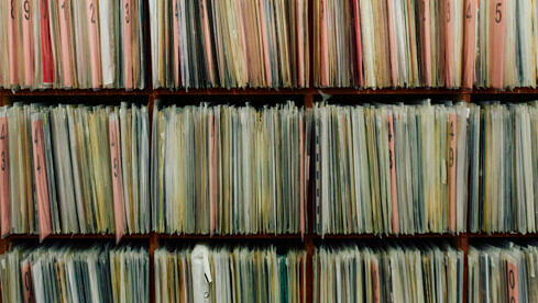 Vinyl-GettyImages-2147943482