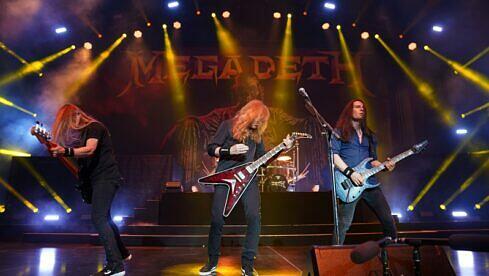 James LoMenzo, Dave Mustaine und Teemu Mäntysaari mit Megadeth am 20. August 2024 in Irving, Texas