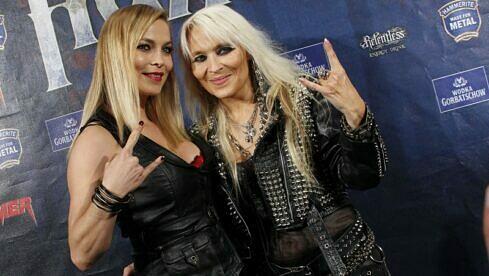 Doro Pesch (hier mit Regina Halmich bei den Metal Hammer Awards 2013) freut sich schon auf den Boxkampf mit Stefan Raab