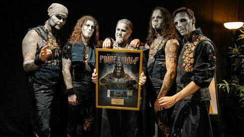 Powerwolf freuen sich über das Golden Ticket