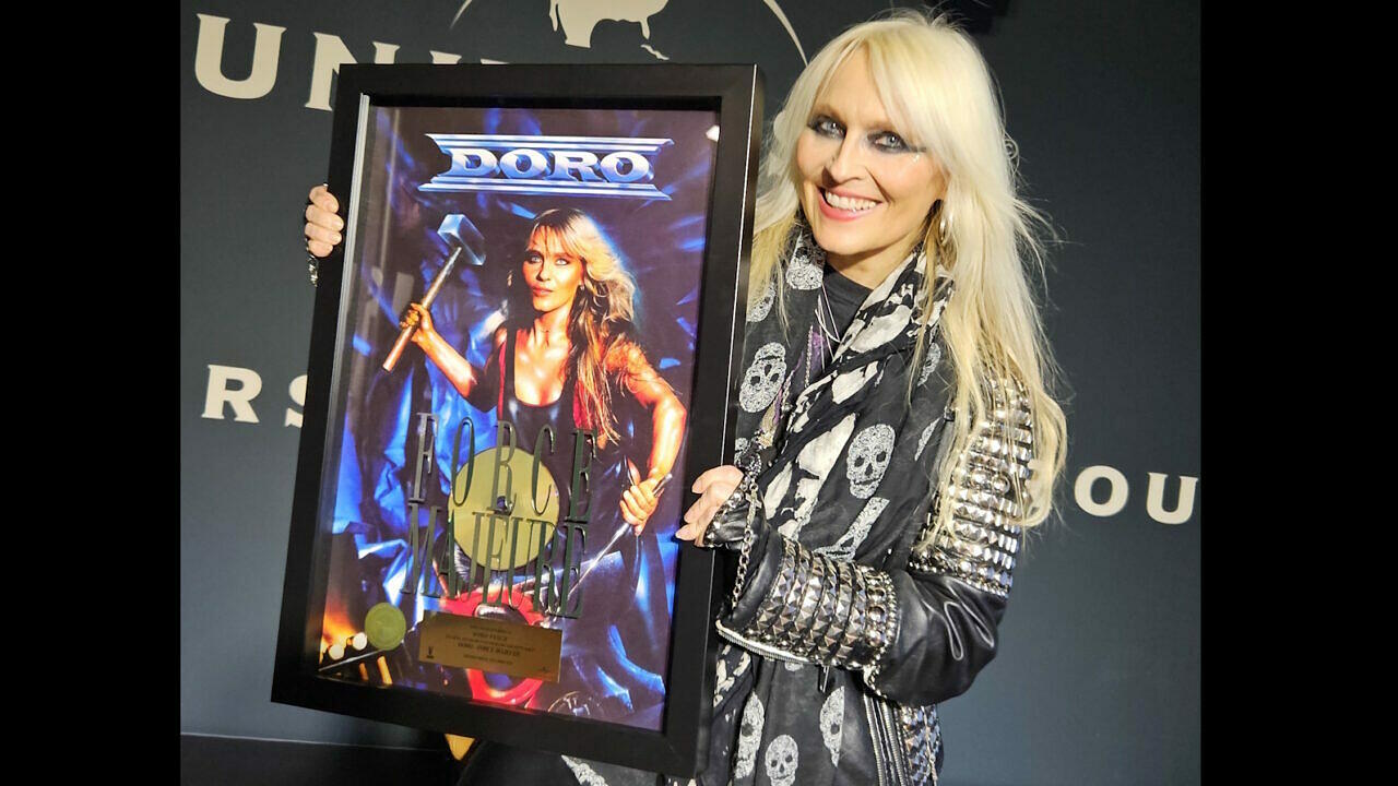 Doro freut sich über Gold für FORCE MAJEURE