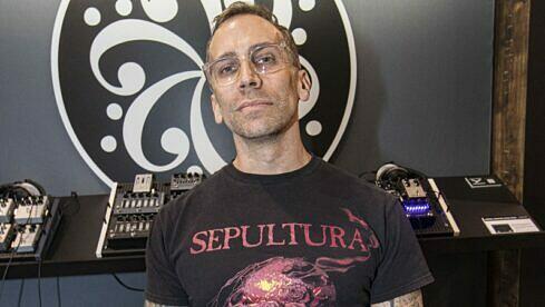 Der bei Taylor Swift angestellte Amos Heller beim Korg-Stand auf der Musikmesse NAMM im kalifornischen Anaheim am 24. Januar 2025