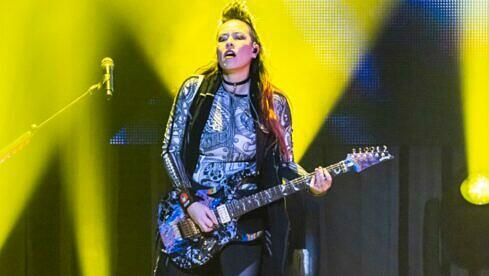 Jen Majura während dem Evanescence-Konzert am 11. Dezember 2021 in der Little Caesars Arena in Detroit, Michigan
