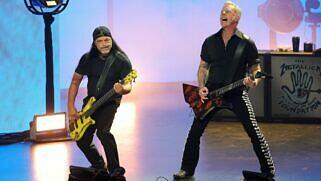 Robert Trujillo (l.) und James Hetfield beim Metallica-Auftritt am 13. Dezember 2024 im YouTube Theater in Inglewood