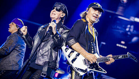 Pawel Mąciwoda, Klaus Meine und Matthias Jabs während des Scorpions-Konzerts auf der Bühne in der Heinz von Heiden Arena in Hannover (05.07.2025)