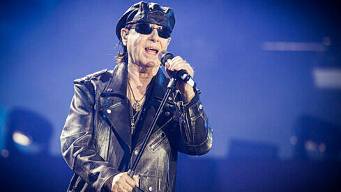 Klaus Meine während des Scorpions-Konzerts auf der Bühne in der Heinz von Heiden Arena.