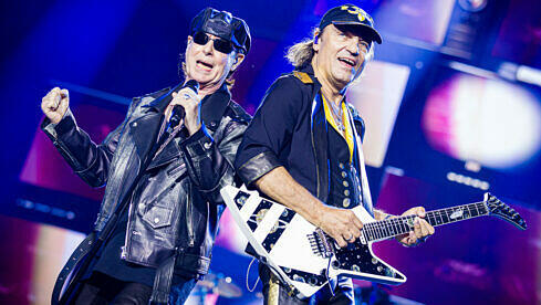 Klaus Meine und Matthias Jabs während des Scorpions-Konzerts auf der Bühne in der Heinz von Heiden Arena.