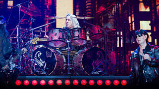 Mikkey Dee und Klaus Meine während des Scorpions-Konzerts auf der Bühne in der Heinz von Heiden Arena.