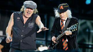 Brian Johnson (l.) und Angus Young mit AC/DC am 8. Juli 2025 in der Düsseldorfer Merkur Spiel-Arena