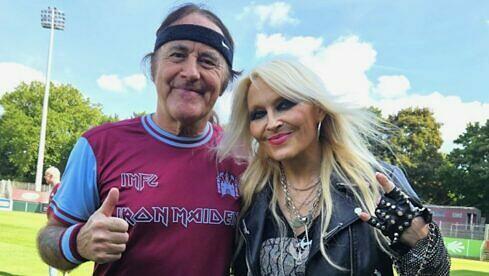Iron Maiden-Bassist Steve Harris mit Doro Pesch bei einem Kick in Düsseldorf