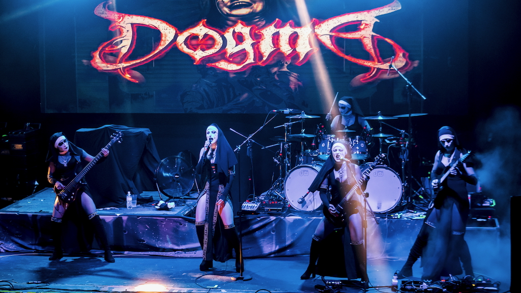 Dogma bei ihrem Auftritt im Café Iguana am 3. Juli 2024 in Monterrey, Mexiko