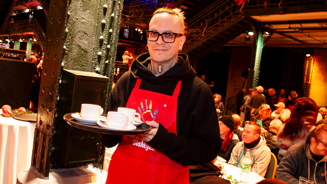 Bedürftigen-Weihnachtsfeier in Hamburg mit Lord Of The Lost