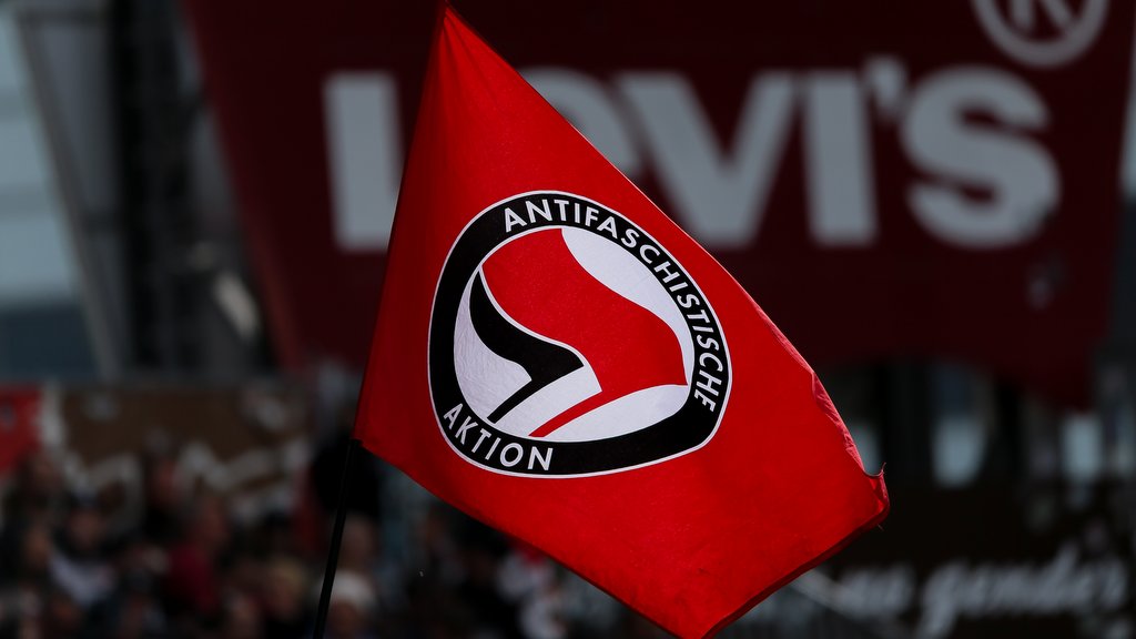 Fans des St. Pauli halten beim Bundesliga-Spiel am 3. Mai 2025 gegen den VfB Stuttgart eine Antifa-Flagge im Millerntor-Stadion hoch